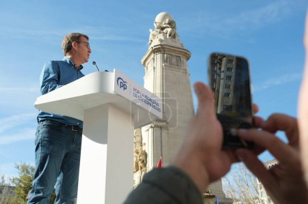 Téléchargez les photos : Le président du Parti populaire, Alberto Nuez Feijoo, lors d'une manifestation à Madrid pour montrer son rejet du pacte Junts-psoe le 28 janvier 2024 à Madrid, Espagne - en image libre de droit