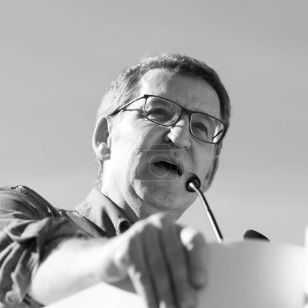 Foto de El presidente del Partido Popular, Alberto Nuez Feijoo, durante una manifestación en Madrid para mostrar su rechazo al pacto Junts-psoe el 28 de enero de 2024 en Madrid, España - Imagen libre de derechos
