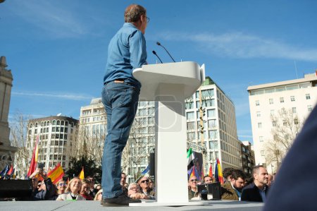 Foto de El presidente del Partido Popular, Alberto Nuez Feijoo, durante una manifestación en Madrid para mostrar su rechazo al pacto Junts-psoe el 28 de enero de 2024 en Madrid, España - Imagen libre de derechos