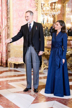 Téléchargez les photos : Le roi Felipe VI d'Espagne et la reine Letizia d'Espagne ont reçu des ambassadeurs étrangers au palais royal le 31 janvier 2024 à Madrid, Espagne - en image libre de droit