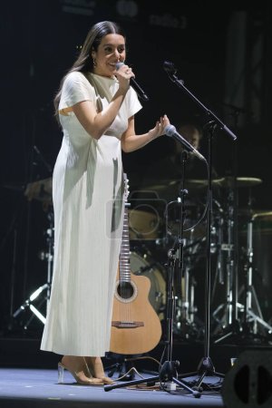 Foto de El cantautor Valeria Castro durante su concierto en el Teatro Circo Price de Madrid, el 03 de febrero de 2024 en Madrid, España. - Imagen libre de derechos