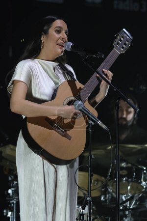 Foto de El cantautor Valeria Castro durante su concierto en el Teatro Circo Price de Madrid, el 03 de febrero de 2024 en Madrid, España. - Imagen libre de derechos