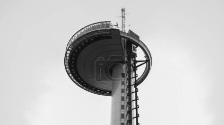 Téléchargez les photos : Vue sur le phare de Moncloa, c'est une tour de transmission, construite en 1992, avec un point de vue. 5 février 2024 Madrid, Espagne - en image libre de droit