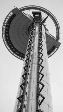 Foto de Vista del faro de Moncloa, es una torre de transmisión, construida en 1992, con un mirador. febrero 5, 2024 Madrid, España - Imagen libre de derechos