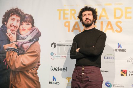 Foto de Los cantantes Marwan y Rozalen asisten a la fotoconvocatoria del estreno de la película 'Terapia de Parejas' en el cine Palacio de la Prensa de Madrid. febrero 8, 2024 España - Imagen libre de derechos