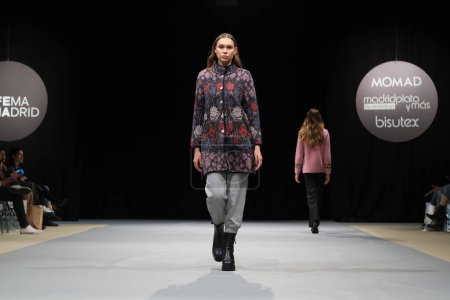 Téléchargez les photos : Model présente des créations d'Ainhoa Salcedo Couture lors du défilé MOMAD dans le cadre de la Fashion Week de Madrid, à l'IFEMA de Madrid. 9 février 2023 Espagne - en image libre de droit