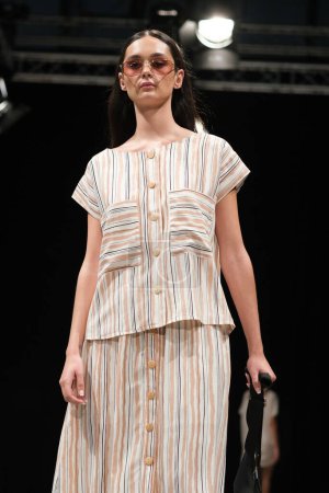 Téléchargez les photos : Model présente les créations d'Eulalia Mateos lors du défilé MOMAD dans le cadre de la Fashion Week de Madrid, à l'IFEMA de Madrid. 9 février 2023 Espagne - en image libre de droit