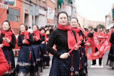 Foto de Varias personas durante el Año Nuevo Chino del Desfile del Dragón en el distrito de Usera, el 11 de febrero de 2024 en Madrid, España. Ayer, 10 de febrero de 2024 - Imagen libre de derechos