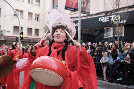 Téléchargez les photos : Plusieurs personnes lors de la parade du Nouvel An chinois de l'Année du Dragon dans le quartier d'Usera, le 11 février 2024 à Madrid, Espagne. Hier, 10 Février, 2024 Nous connaître - en image libre de droit