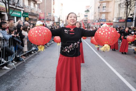 Foto de Varias personas durante el Año Nuevo Chino del Desfile del Dragón en el distrito de Usera, el 11 de febrero de 2024 en Madrid, España. Ayer, 10 de febrero de 2024 - Imagen libre de derechos