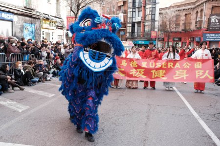 Téléchargez les photos : Plusieurs personnes lors de la parade du Nouvel An chinois de l'Année du Dragon dans le quartier d'Usera, le 11 février 2024 à Madrid, Espagne. Hier, 10 Février, 2024 Nous connaître - en image libre de droit