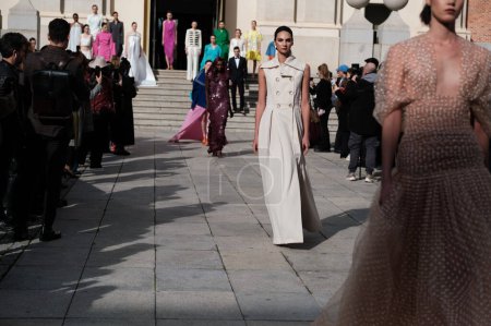 Foto de Desfiles modelo durante la ceremonia de inauguración de Madrid es Moda 2024 en el Centro Cultural Conde Duque, el 12 de febrero de 2024 en Madrid, España. - Imagen libre de derechos