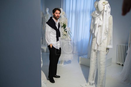 Téléchargez les photos : Designer Juan Vidal présente la collection de mode nuptiale à Madrid es Moda 2024 avec au Centro Cultural Conde Duque, le 14 Février 2024 à Madrid, Espagne. - en image libre de droit