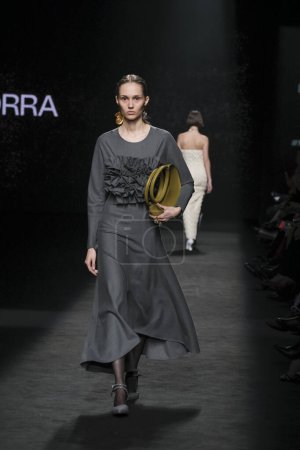 Foto de Un modelo desfila con diseño SIMORRA durante la Mercedes Benz Fashion Week Madrid en Madrid IFEMA, 15 de febrero de 2023 España - Imagen libre de derechos