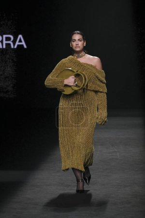 Foto de Un modelo desfila con diseño SIMORRA durante la Mercedes Benz Fashion Week Madrid en Madrid IFEMA, 15 de febrero de 2023 España - Imagen libre de derechos