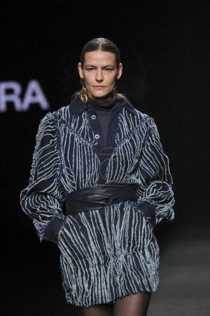 Téléchargez les photos : Un défilé de mannequins avec le design SIMORRA lors de la Mercedes Benz Fashion Week Madrid à Madrid IFEMA, 15 février 2023 Espagne - en image libre de droit