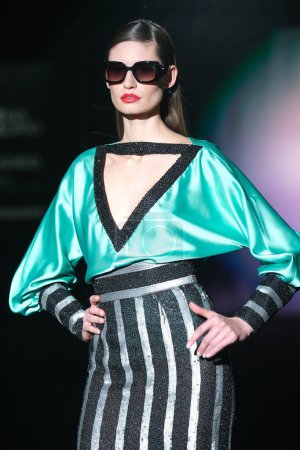 Téléchargez les photos : Un défilé modèle avec le design HANNIBAL LAGUNA lors de la Mercedes Benz Fashion Week Madrid à Madrid IFEMA, 15 février 2023 Espagne - en image libre de droit
