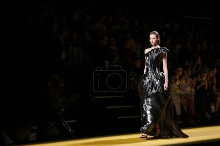 Téléchargez les photos : Un défilé modèle avec le design ISABEL SANCHIS lors de la Mercedes Benz Fashion Week Madrid à Madrid IFEMA, 15 février 2023 Espagne - en image libre de droit