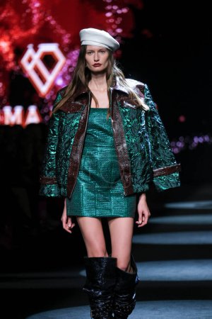 Téléchargez les photos : Un défilé de mannequins avec le design Paloma Suarez lors de la Mercedes Benz Fashion Week Madrid à Madrid IFEMA, 15 février 2023 Espagne - en image libre de droit