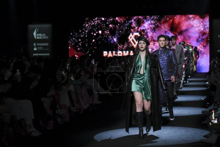 Foto de Un modelo desfila con el diseño de Paloma Suárez durante la Mercedes Benz Fashion Week Madrid en Madrid IFEMA, 15 de febrero de 2023 España - Imagen libre de derechos