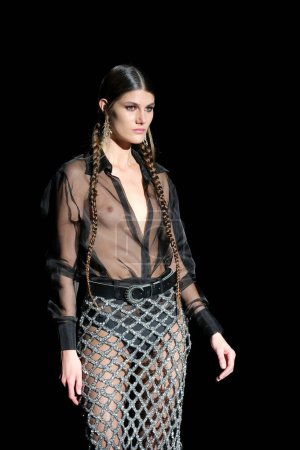 Téléchargez les photos : Un défilé modèle avec ODETTE ALVAREZ design lors de la Mercedes Benz Fashion Week Madrid à Madrid IFEMA, 15 février 2023 Espagne - en image libre de droit