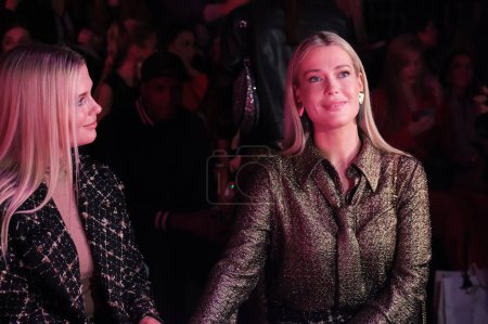 Téléchargez les photos : Lady Amelia Spencer et Lady Eliza Spencer lors de la Mercedes Benz Fashion Week Madrid à Madrid IFEMA, 15 février 2023 Espagne - en image libre de droit