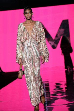 Foto de Un modelo desfila con LOLA CASADEMUNT POR MAITE design durante la Mercedes Benz Fashion Week Madrid en Madrid IFEMA, 15 de febrero de 2023 España - Imagen libre de derechos
