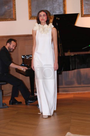 Foto de Un modelo desfila con el diseño de Mara Lafuente durante la Mercedes Benz Fashion Week Madrid en Madrid Ateneo 19 de febrero de 2023 España - Imagen libre de derechos