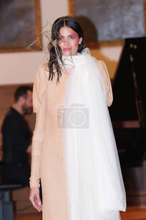 Foto de Un modelo desfila con el diseño de Mara Lafuente durante la Mercedes Benz Fashion Week Madrid en Madrid Ateneo 19 de febrero de 2023 España - Imagen libre de derechos