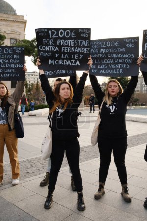 Foto de Manifestantes durante una manifestación contra la ley mordaza y la represión policial en España en la Plaza de Colón de Madrid, el 20 de febrero de 2024. España - Imagen libre de derechos