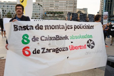 Foto de Manifestantes durante una manifestación contra la ley mordaza y la represión policial en España en la Plaza de Colón de Madrid, el 20 de febrero de 2024. España - Imagen libre de derechos