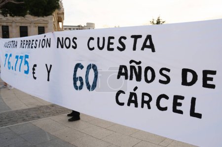 Téléchargez les photos : Manifestants lors d'une manifestation contre la loi sur le bâillon et la répression policière en Espagne sur la Plaza de Colon à Madrid, le 20 février 2024. Espagne - en image libre de droit