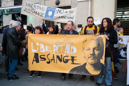 Téléchargez les photos : Manifestants lors d'une manifestation en soutien au fondateur de Wikileaks Julian Assange devant l'ambassade américaine à Madrid, le 20 février 2024. Espagne - en image libre de droit