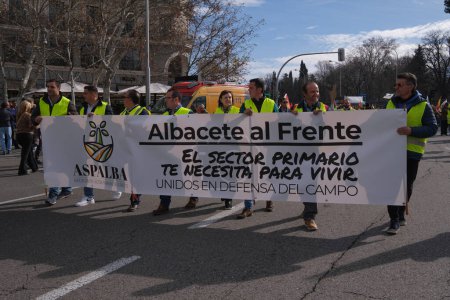 Foto de Manifestantes llegan en tractores frente a la Puerta de Alcal durante una protesta campesina para denunciar la política agrícola europea en Madrid, el 21 de febrero de 2024. España - Imagen libre de derechos