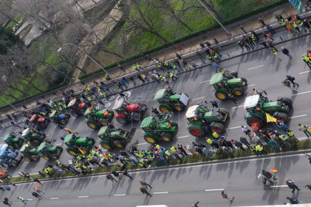 Téléchargez les photos : Des manifestants arrivent sur des tracteurs devant la Puerta de Alcal lors d'une manifestation d'agriculteurs pour dénoncer la politique agricole européenne à Madrid, le 21 février 2024. Espagne - en image libre de droit