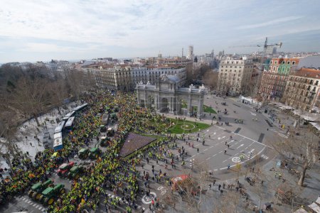Foto de Manifestantes llegan en tractores frente a la Puerta de Alcal durante una protesta campesina para denunciar la política agrícola europea en Madrid, el 21 de febrero de 2024. España - Imagen libre de derechos