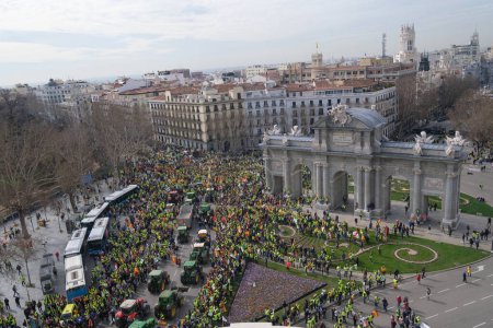 Téléchargez les photos : Des manifestants arrivent sur des tracteurs devant la Puerta de Alcal lors d'une manifestation d'agriculteurs pour dénoncer la politique agricole européenne à Madrid, le 21 février 2024. Espagne - en image libre de droit