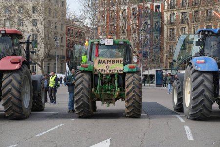 Photo for Protesters arrive on tractors in front of the Puerta de Alcal during a farmers' protest to denounce the European agricultural policy in Madrid, on February 21 2024. Spain - Royalty Free Image