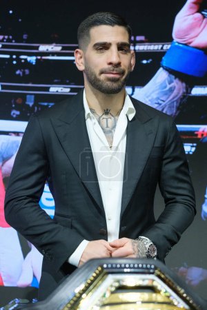 Foto de Ilian Topuria asiste a su conferencia de prensa después de ganar el título de campeón del mundo de MMA UFC contra Alexander Volkanovski en Rosewood Villa Magna Hotel el 22 de febrero de 2024 en Madrid, España. - Imagen libre de derechos