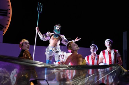 Téléchargez les photos : Acteurs se produisent lors de la présentation de l'opéra 'EL AO PASADO POR AGUA' au Teatro de la Zarzuela le 22 février 2024 à Madrid Espagne. - en image libre de droit