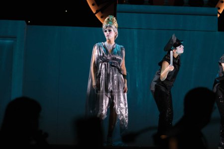 Téléchargez les photos : Acteurs se produisent lors de la présentation de l'opéra 'EL AO PASADO POR AGUA' au Teatro de la Zarzuela le 22 février 2024 à Madrid Espagne. - en image libre de droit