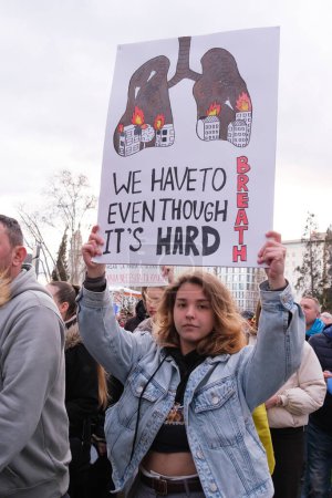 Foto de Manifestantes marchan contra la Gran Vía de Madrid durante una manifestación en apoyo de Ucrania, para conmemorar el segundo año de la invasión militar rusa de Ucrania, 24 de febrero de 2024 España - Imagen libre de derechos