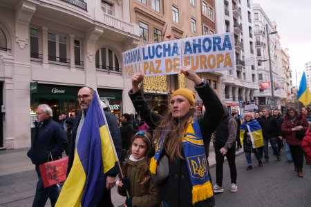 Foto de Manifestantes marchan contra la Gran Vía de Madrid durante una manifestación en apoyo de Ucrania, para conmemorar el segundo año de la invasión militar rusa de Ucrania, 24 de febrero de 2024 España - Imagen libre de derechos