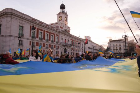 Téléchargez les photos : Des manifestants défilent sur Gran Via de Madrid lors d'une manifestation en soutien à l'Ukraine, pour commémorer la deuxième année de l'invasion militaire russe de l'Ukraine, le 24 février 2024 Espagne - en image libre de droit