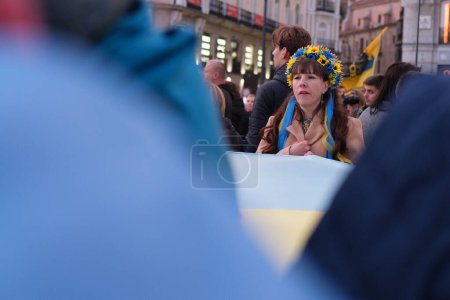 Téléchargez les photos : Des manifestants défilent sur Gran Via de Madrid lors d'une manifestation en soutien à l'Ukraine, pour commémorer la deuxième année de l'invasion militaire russe de l'Ukraine, le 24 février 2024 Espagne - en image libre de droit