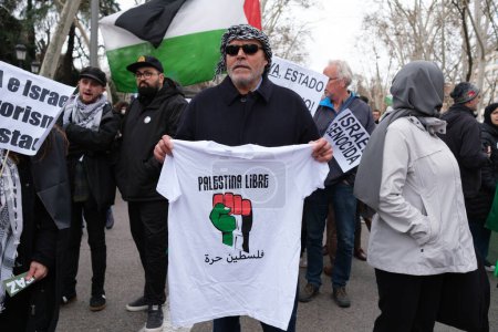 Téléchargez les photos : Des dizaines de personnes protestent lors de la manifestation contre l'invasion de la Palestine, le 25 février 2024 à Madrid, Espagne. - en image libre de droit