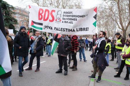 Foto de Decenas de personas protestan durante la manifestación contra la invasión de Palestina, el 25 de febrero de 2024 en Madrid, España. - Imagen libre de derechos