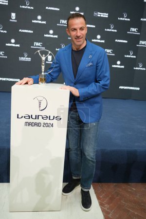 Téléchargez les photos : Alessandro del Piero, membre de l'Académie Laureus, pose avec le trophée Laureus World Sports Award lors de l'annonce des nominations aux Laureus World Sports Awards 2024 à la Real Casa de Correos le 26 février 2024 à Madrid, Espagne - en image libre de droit