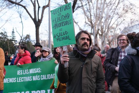 Foto de Varias personas durante una manifestación por una educación pública y de calidad, el 27 de febrero de 2024 en Madrid, España. - Imagen libre de derechos