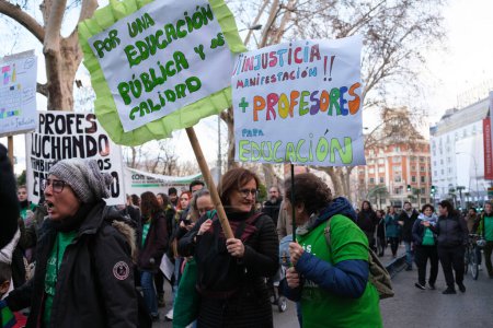 Téléchargez les photos : Plusieurs personnes lors d'une manifestation pour une éducation publique et de qualité, le 27 février 2024 à Madrid, Espagne. - en image libre de droit